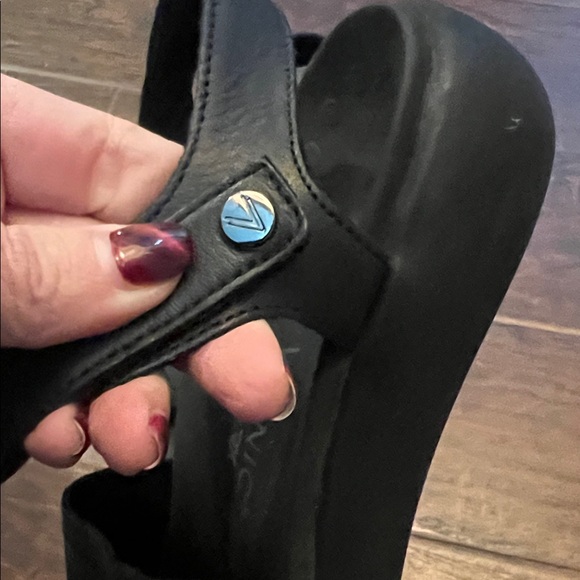 Vionic Black Recovery Sandals - Picture 3 of 8